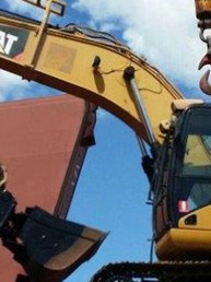 Customers require central lifting points to lift excavators in and out of ships.  These central lifting point modifications are engineered with drawings and computations, proof tested and to comply with all Australian Standards for lifting. Boncon Services also added guards over the hydraulic rams to protect rams from combing of the ships. 